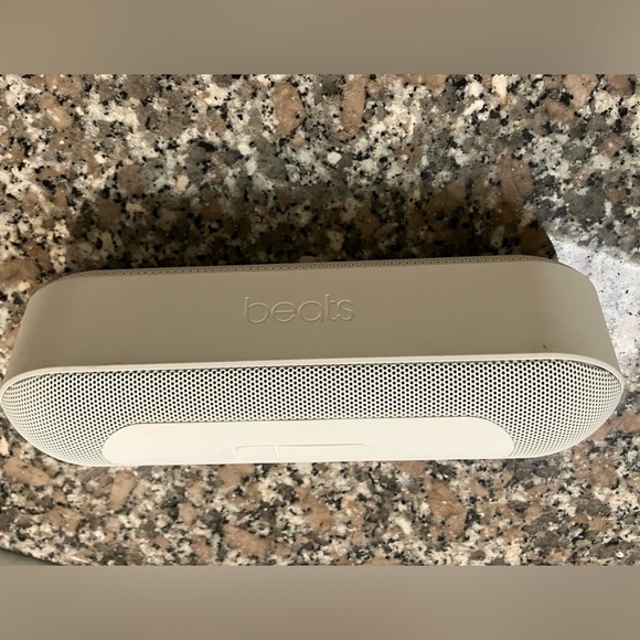 Perfect Condition Beats Pill+ Bluetooth speakers- White - Picture 3 of 3